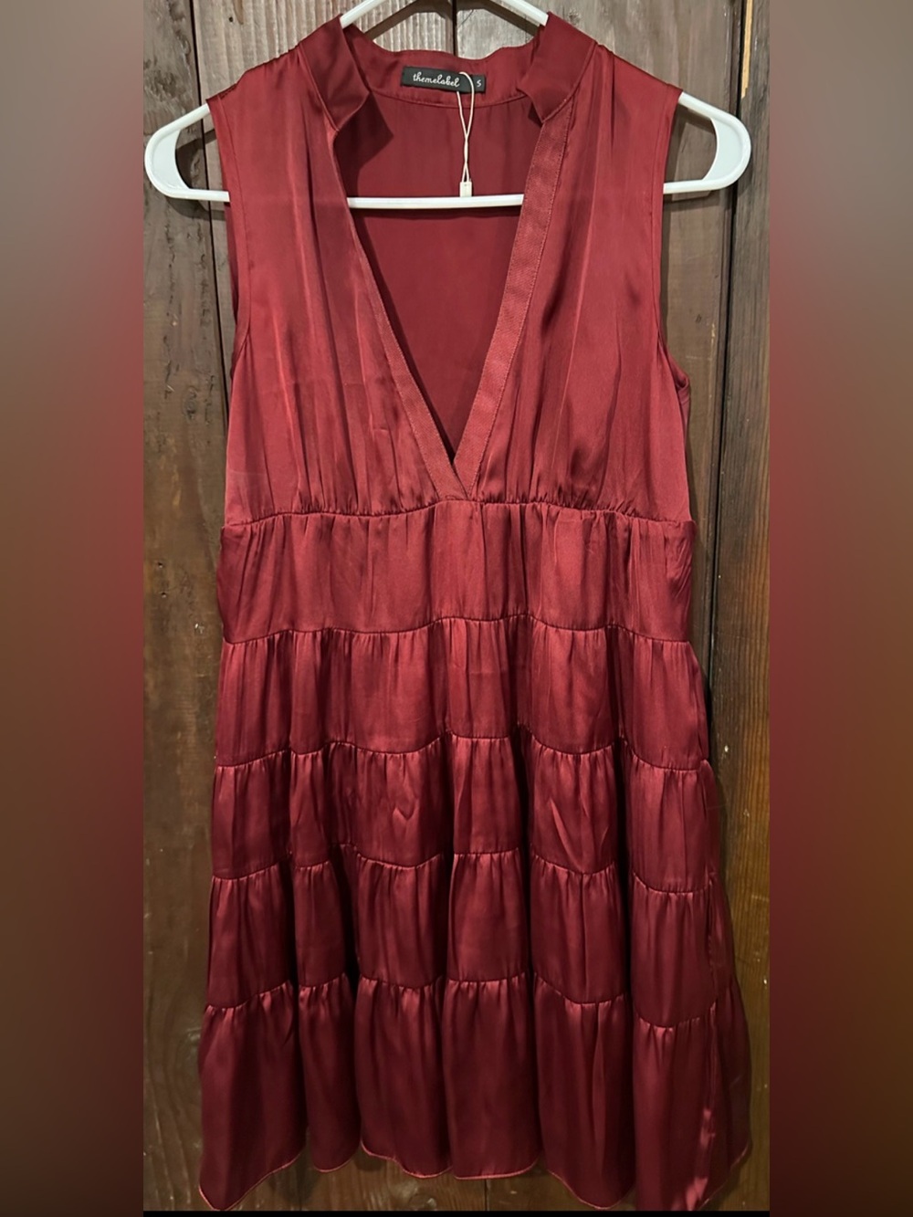 NWT! Themelabel Burgundy Sleeveless V-Neck Tiered Midi Dress S